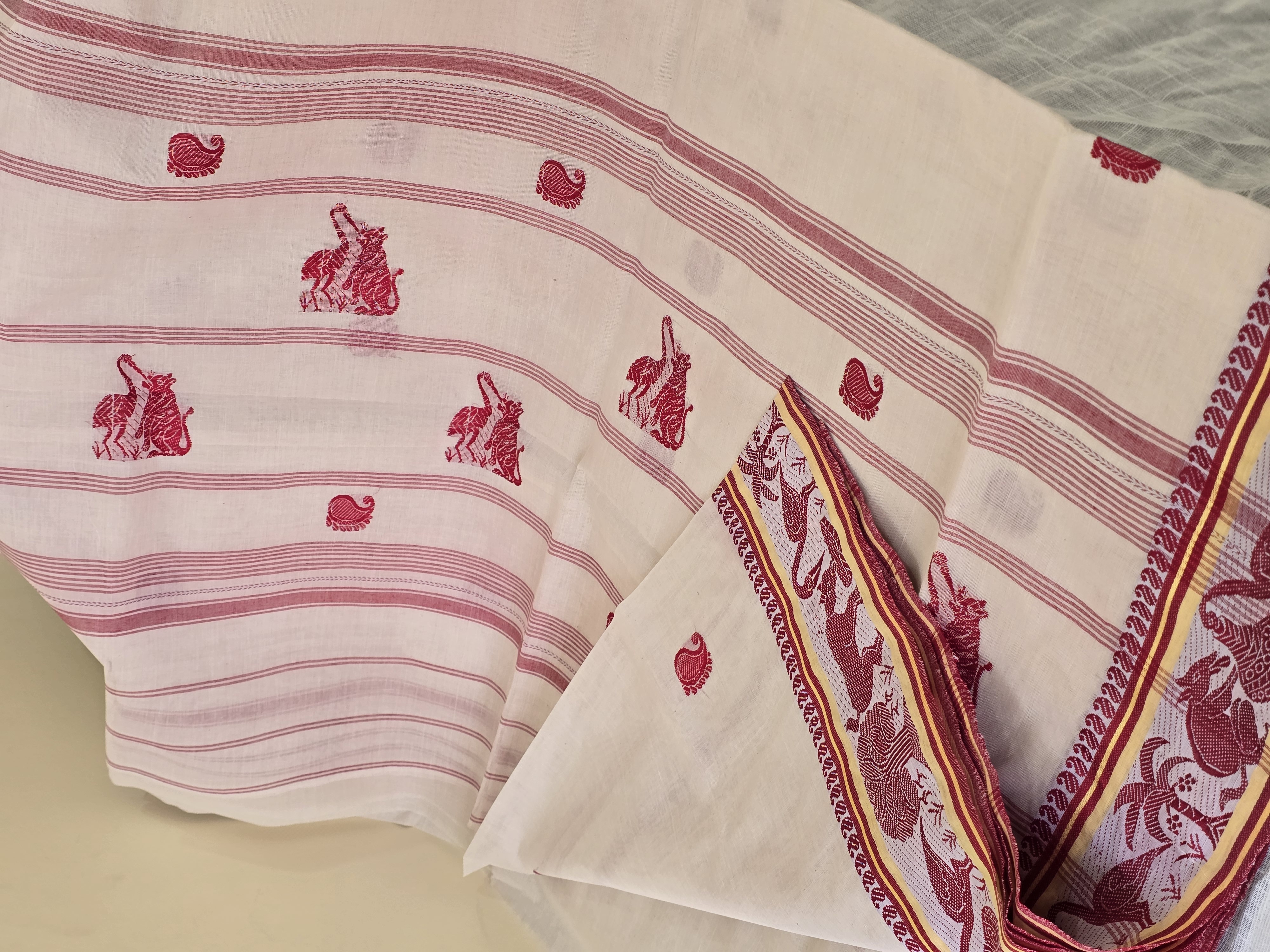 Dhonekhali Tant Baluchori Saree (Off-White & Red)